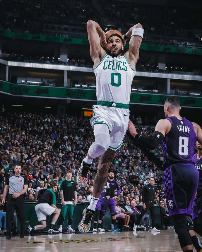 九游- 战术调整引发热议！，塔图姆在雄鹿比赛中败北引发球迷热议