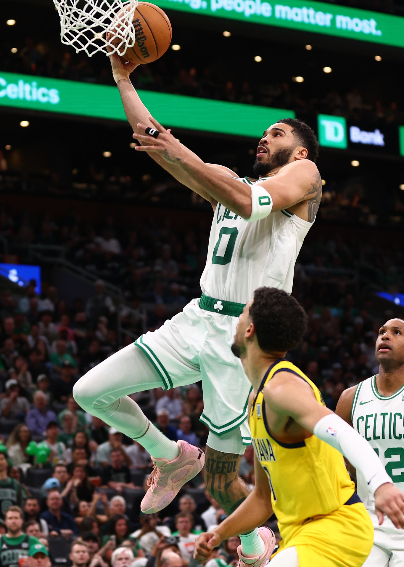 波士顿凯尔特人发布备战花絮；加时末段防线松动；NBA季后赛任务艰巨；高层口径保持一致的简单介绍